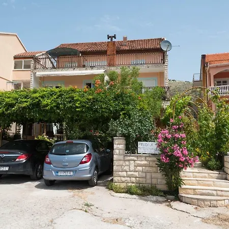 Cozy Stana In Grebastica