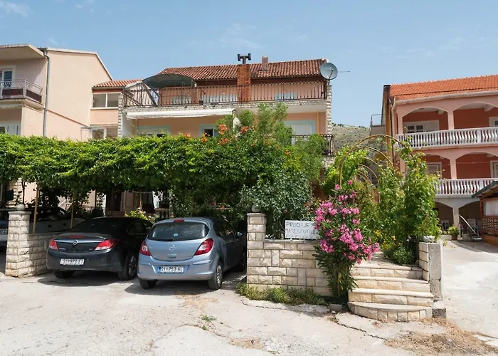 Cozy Stana In Grebastica